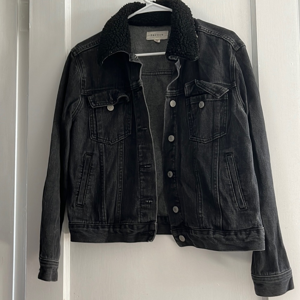 Black pacsun jean jacket with fuzzy collar